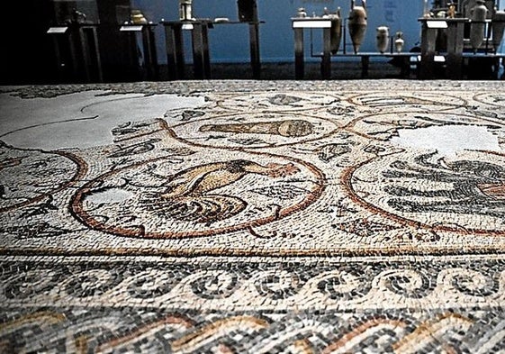 La muestra reúne 130 piezas, desde estatuas y mosaicos hasta estelas funerarias, lámparas de aceite y otras figuras.