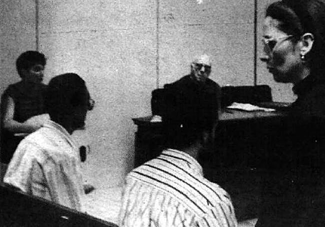 Concepción Acero, herida en el accidente, saliendo del juicio.