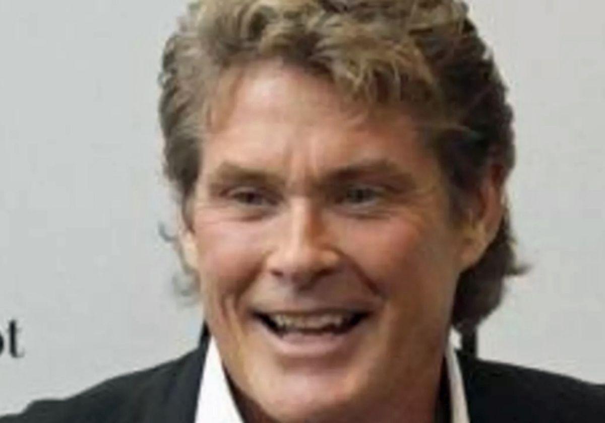 David Hasselhoff aparece en silla de ruedas en un aeropuerto