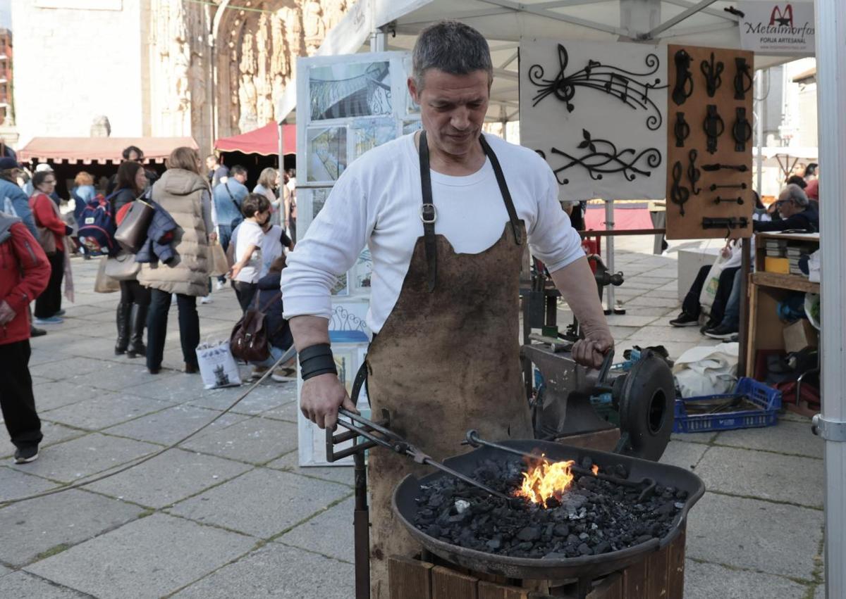 Imagen secundaria 1 - Más de cien artesanos se dan cita en el Mercado Castellano de Valladolid