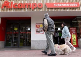 Exterior del supermercado de Alcampo en la avenida de Palencia de Valladolid, uno de los afectados por los recortes anunciados por la cadena, este jueves.