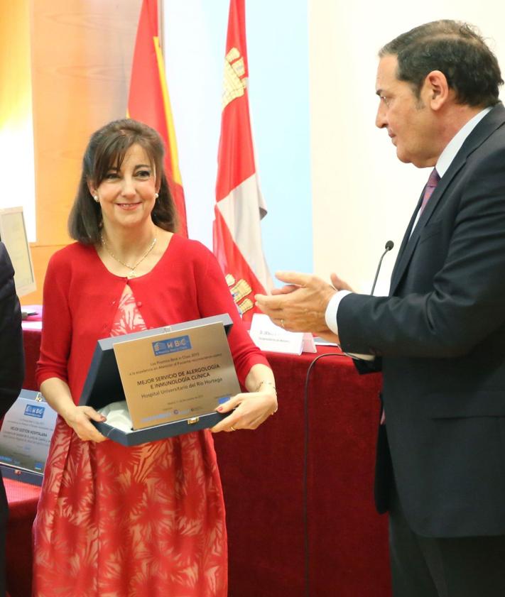 Imagen secundaria 2 - La doctora Armentia, en el laboratorio, con su hija Blanca. Con los doctores David Pérez, Luis Tamayo, José María Eiros, Marta Domínguez-Gil y Aurora Sacristán presentando una publicación para alertar del abuso de los antibióticos y recogiendo un premio junto al consejero Antonio María Sáez Aguado.