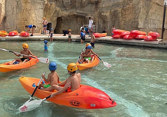 Un grupo de niños participa en una de las actividades de diverdeporte.