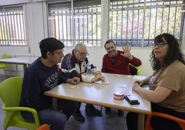 Usuarios de Camino juegan junto a la trabajadora social.