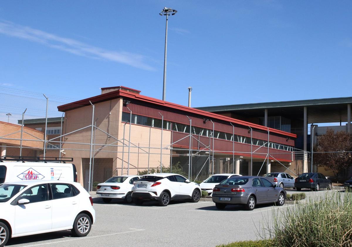 Un preso agrede con patadas y puñetazos a dos funcionarios de la cárcel de Segovia