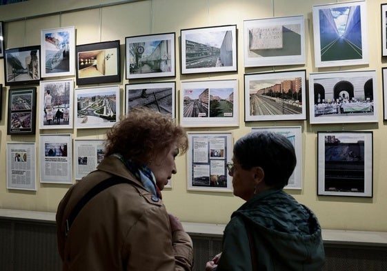 Dos mujeres, ante la exposición sobre el soterramiento inaugurada esta semana.