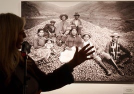 Irene Carvajal se refiere a la foto de Chambi, en la exposición 'Memoria del Perú'.