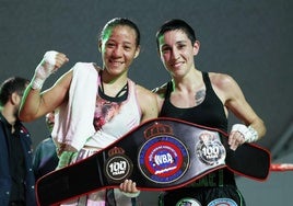 Isa, junto a Erika Bolívar csujetando el cinturón iberoamericano.