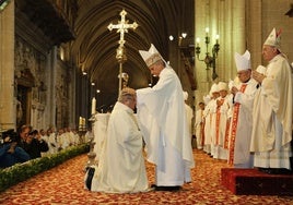 El nuevo Papa impone las manos en la Catedral a Manuel Herrero el día de su consagración como obispo de Palencia.
