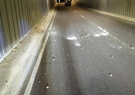 Resto de las piedras tras impactar en la calzada del túnel de Panaderos, este miércoles por la noche.