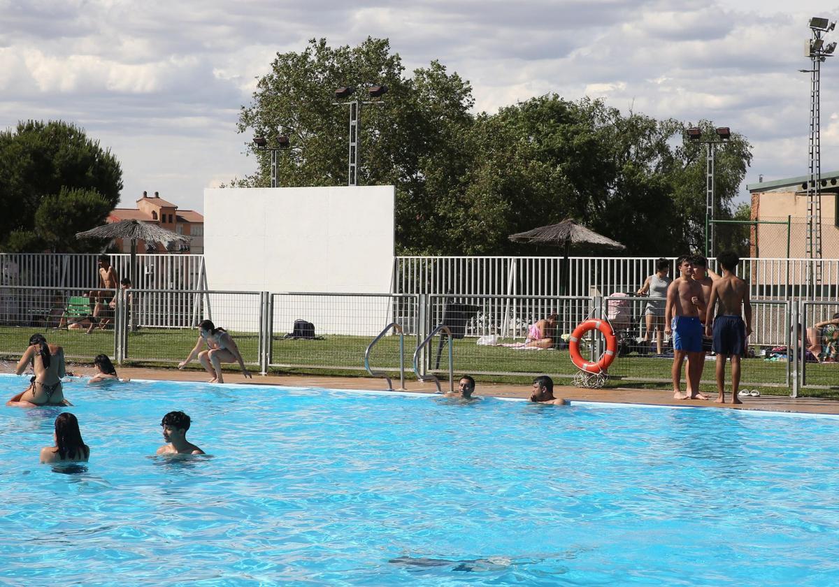 La piscina al aire libre, para finales de junio o principios de julio