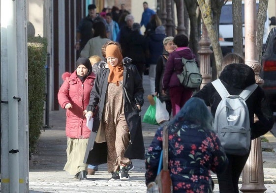 Vecinos pasean por una calle de El Espinar, uno de los padrones que más ha subido en los últimos tiempos en Segovia.