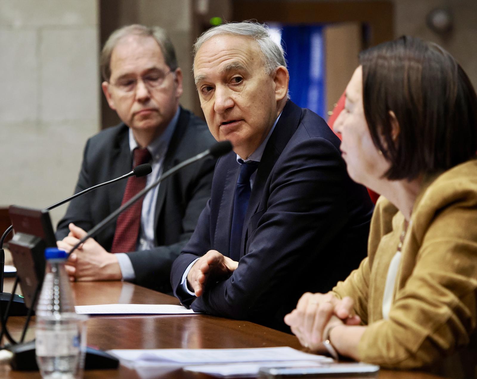 De izquierda a derecha, Lluís Caballol, presidente de CEDU; Antonio Larrgo, rector de la UVA y Milgaros Alario, defensora de la comunidad universitaria de la universidad.