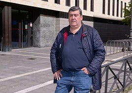 El letrado Roberto Hernández, en las puertas del juzgado.