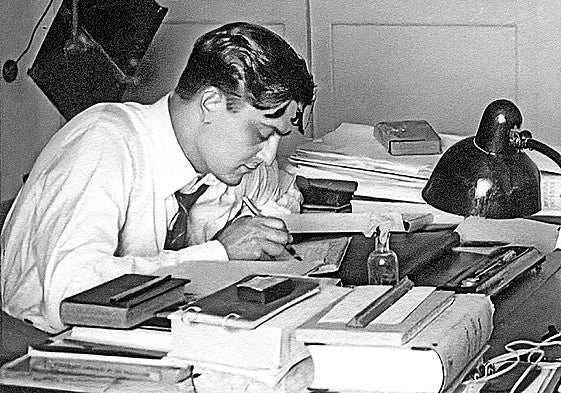 Luis Martín-Santos, escribiendo en su despacho.