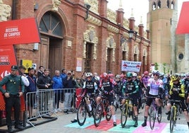 Salida de La Vuelta Femenina desde Becerril.