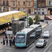 Viajeros se suben a un autobús de la línea 1 en la plaza de España.