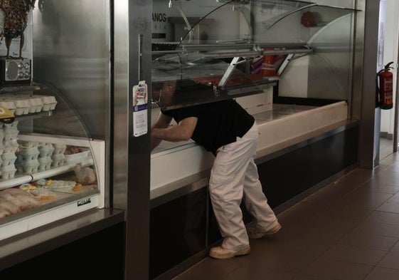 Puestos del Mercado del Val, afectados por el apagón del pasado 28 de abril.