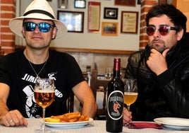 El grupo Jimenos Band, formado por los hermanos Nacho Jimeno (izquieda) y Alejandro Jimeno, en el restaurante Vinos Merino.