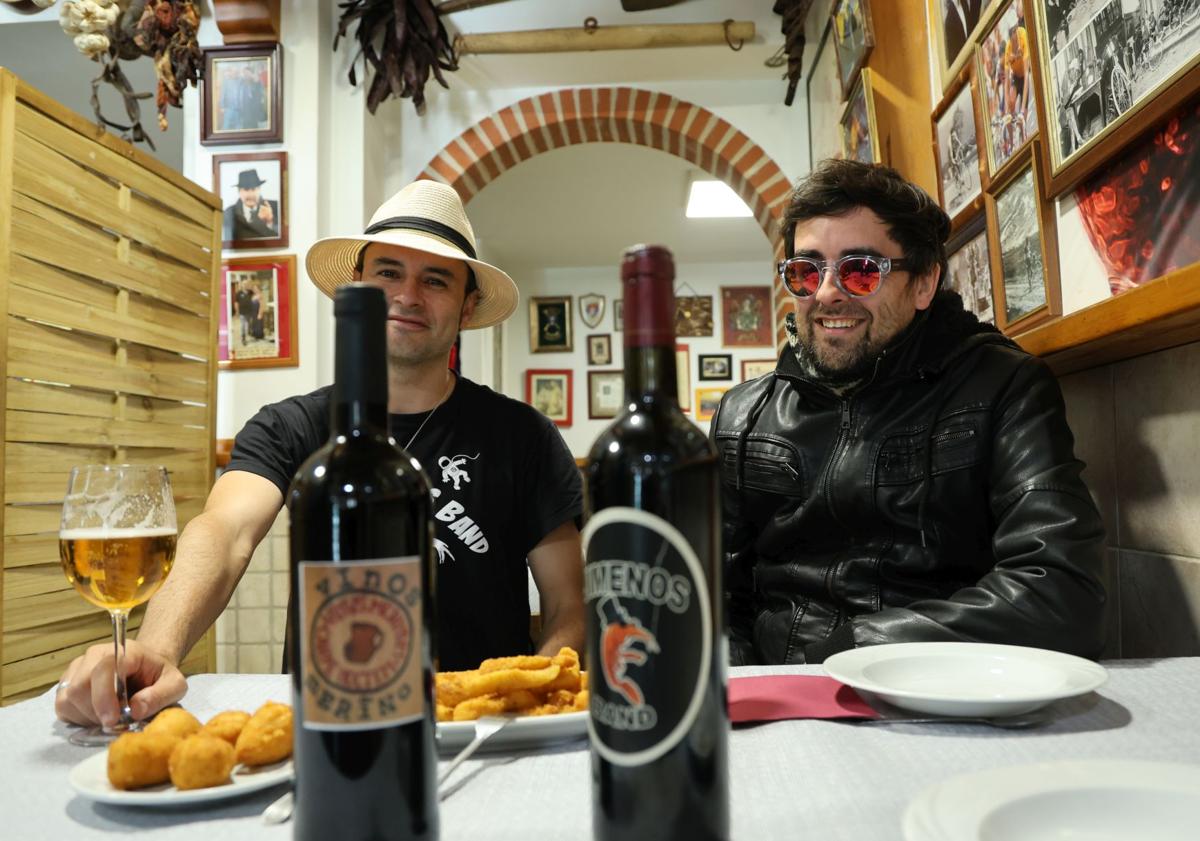 Imagen principal - Jimenos Band, en Vinos Merino, muestran su botella de vermú y posan junto a José Merino y María Escudero.
