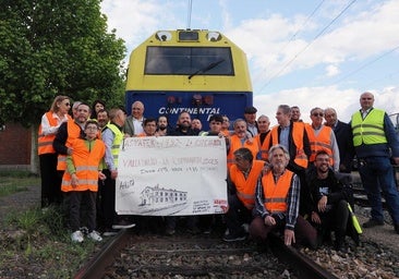 Pañuelos al aire para despedir el último tren de mercancías de la Vía de Ariza