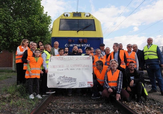 Las autoridades y la Asociación Vallisoletana de Amigos del Ferrocarril posan junto al último convoy que partirá de la antigua estación de La Esperanza.