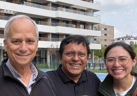 Robert Prevost, elegido esta semana nuevo Papa León XIV, junto a Armando y Nathalie, en Villa del Prado el pasado mes de septiembre