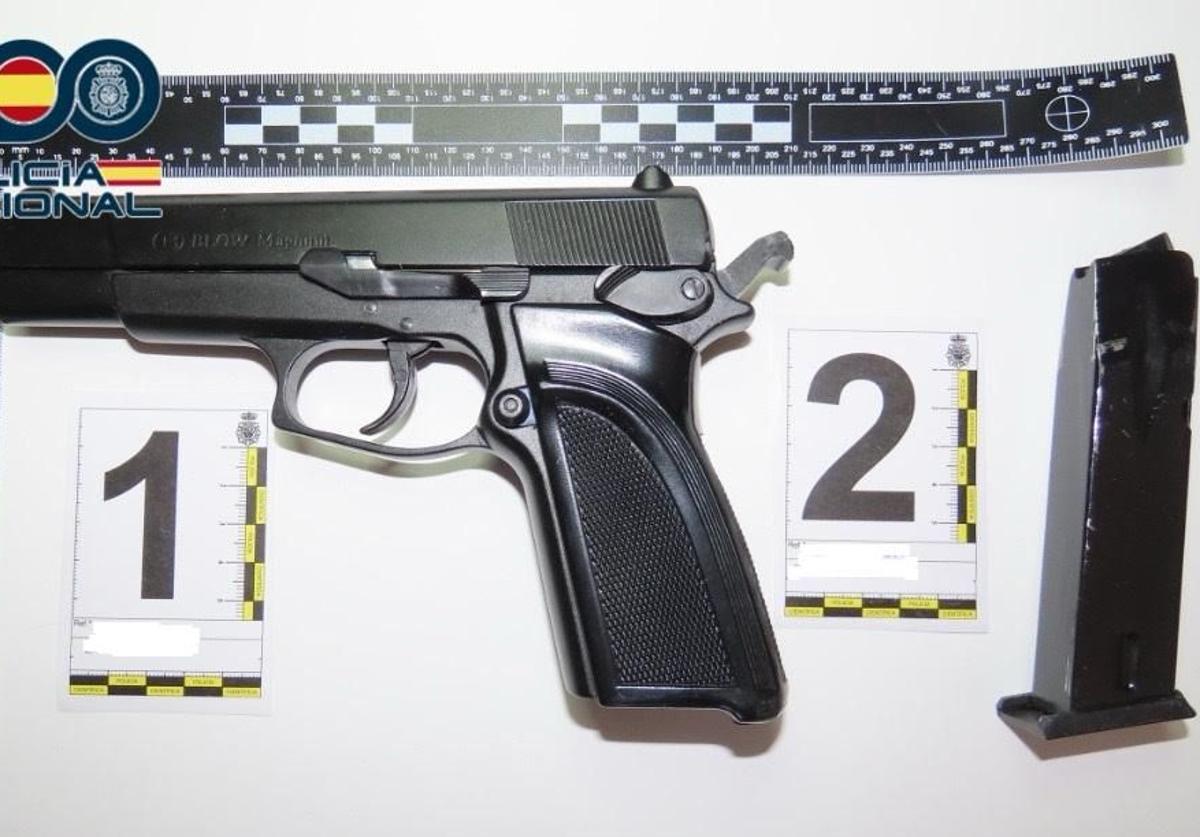 A prisión por amenazar con una pistola simulada y robar a interesados en comprar criptomonedas