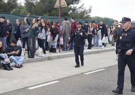 Policías nacionales, durante las colas para acceder a la ITA.