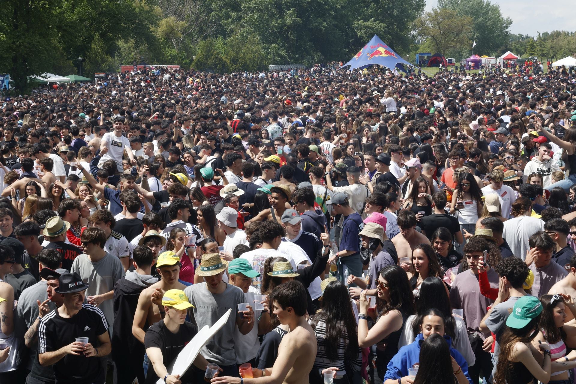La fiesta de la ITA abarrota el parque Ribera Sur de jóvenes