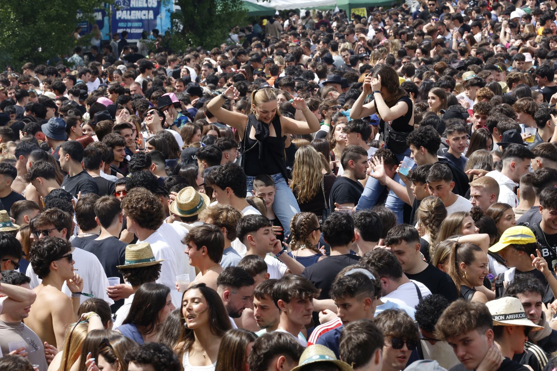 La fiesta de la ITA abarrota el parque Ribera Sur de jóvenes