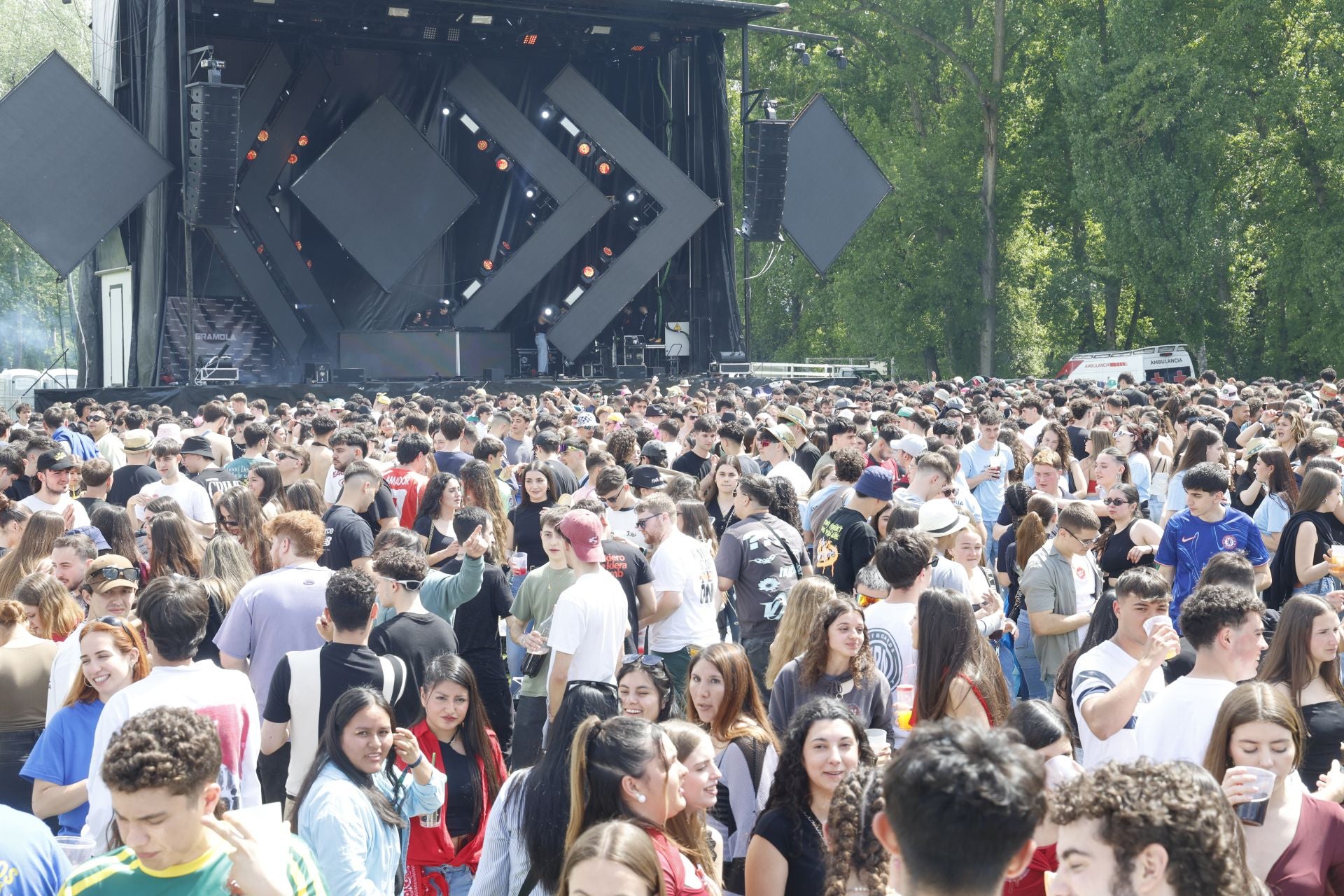 La fiesta de la ITA abarrota el parque Ribera Sur de jóvenes