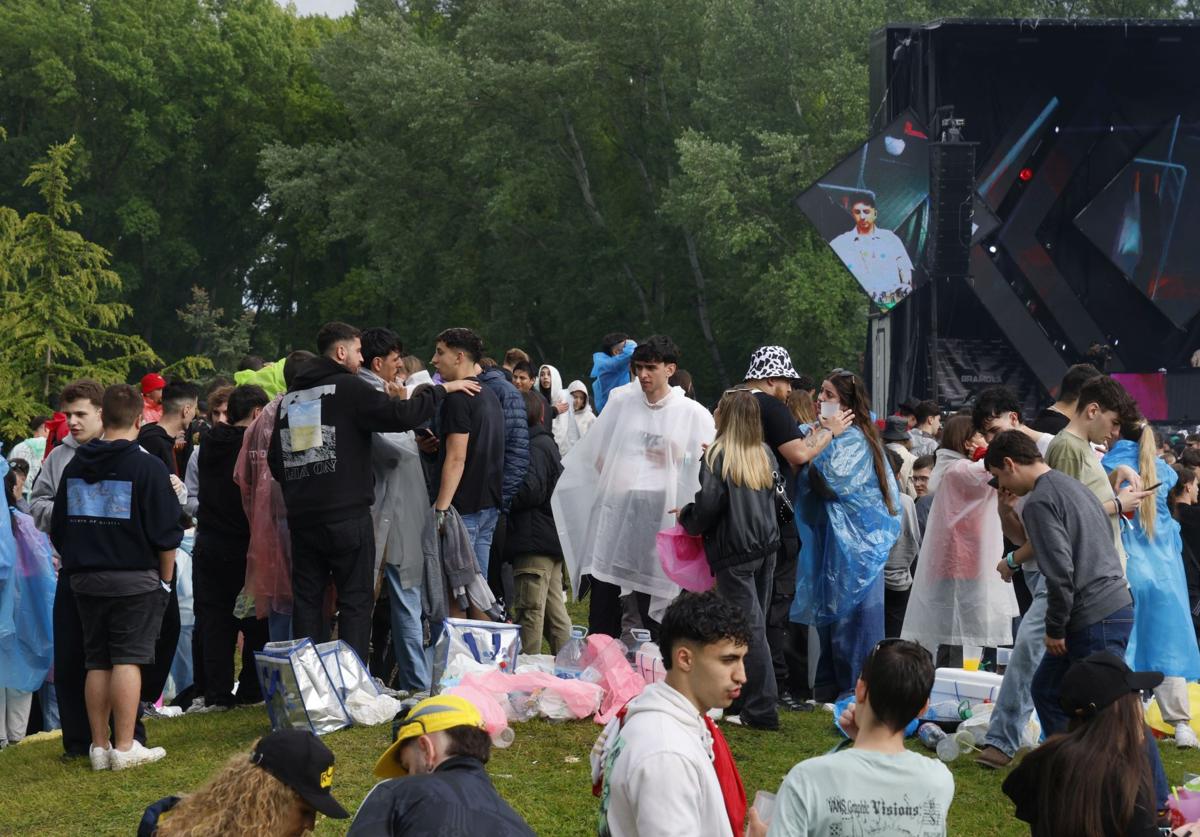 Jóvenes disrutan de la fiesta de la ITA a pesar del tiempo.
