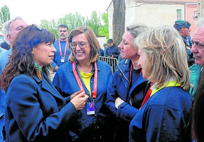 Ana Redondo conversa con Ángeles Armisén, Isabel Blanco y María José de la Fuente en la línea de meta en Baltanás.