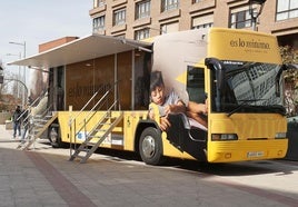 Imagen de archivo del autobús del Ingreso Mínimo Vital en Palencia.