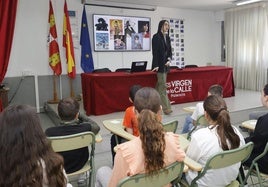 Clara Tomé dirige el debate en el Instituto Virgen de la Calle de Palencia sobre el consumo responsable de agua y el impacto en la industria de la moda.