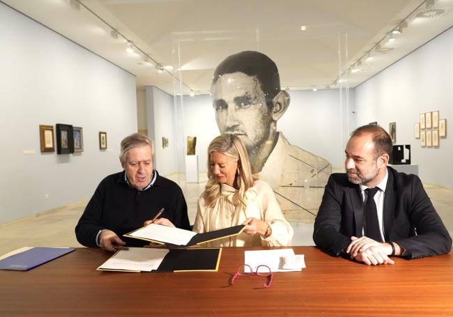 Manuel Valencia, Irene Carvajal y Javier Hontoria, durante la firma del último comodato en 2024.