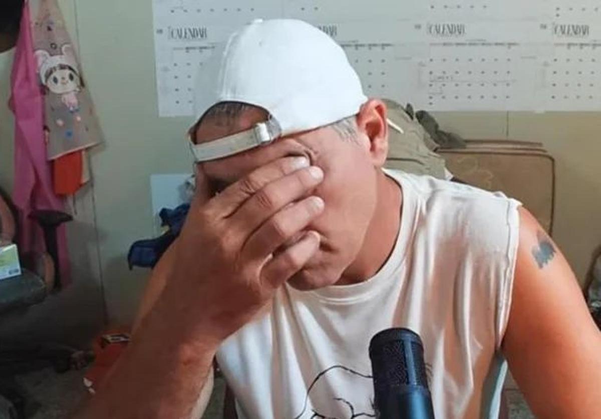 Frank Cuesta rompe a llorar durante su intervención.