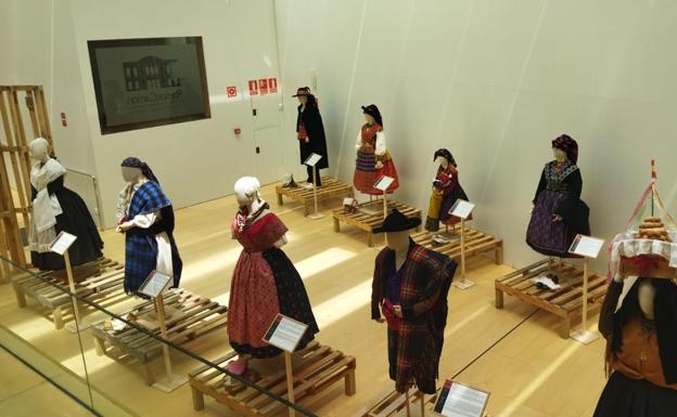 El Festival Internacional de Indumentaria Tradicional se desarrolla en el Teatro Ramos Carrión de Zamora.