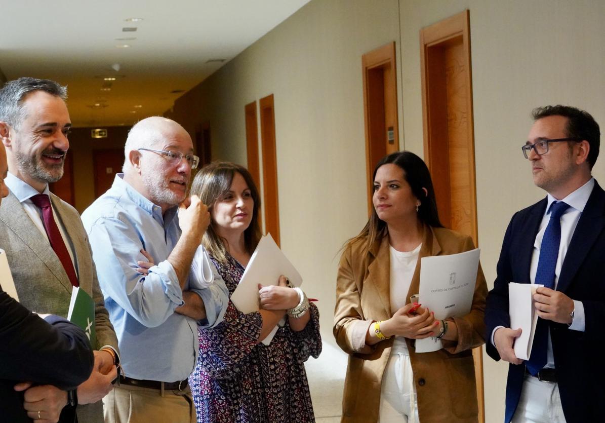 David Hierro (Vox), Francisco Igea (Grupo Mixto), Patricia Gómez Urbán y Nuria Rubio (PSOE) y Ricardo Gavilanes (PP), el jueves, antes de la Junta de Portavoces de las Cortes.