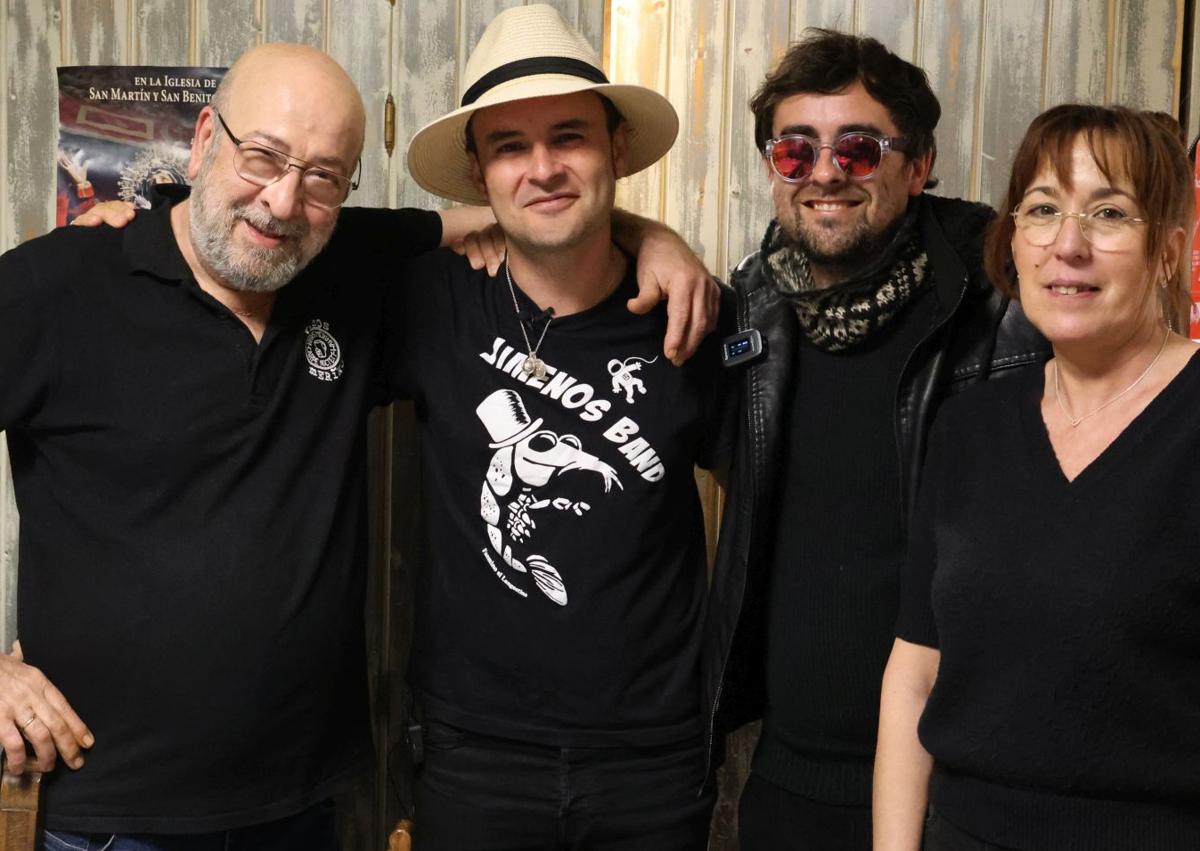Imagen secundaria 1 - Jimenos Band, en Vinos Merino, muestran su botella de vermú y posan junto a José Merino y María Escudero.