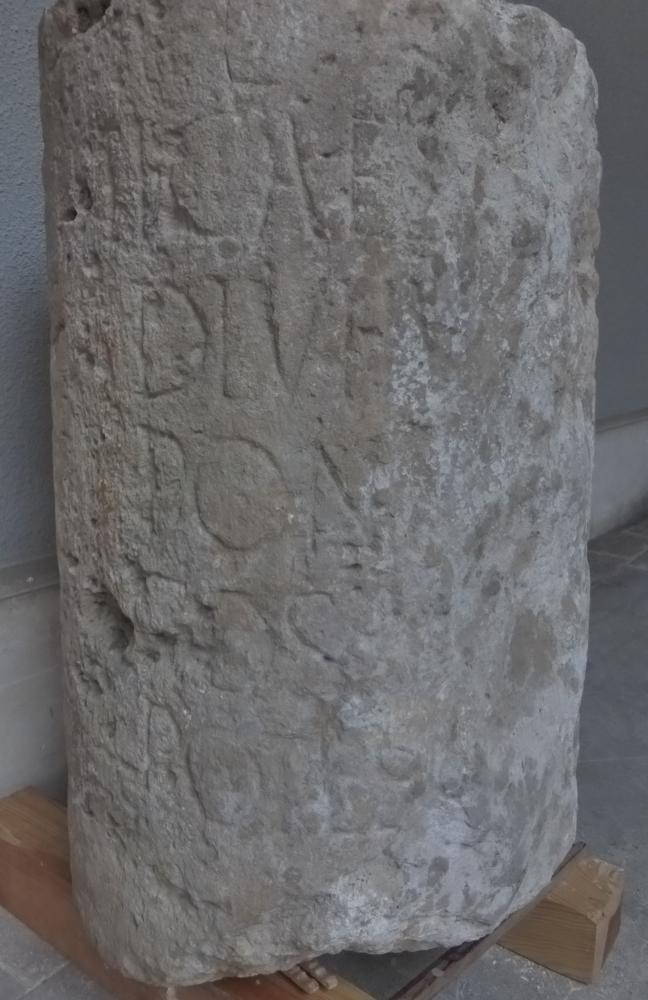 Miliario de piedra caliza encontrado en Olmillos de Sasamón (Burgos). Fue realizado en la época del emperador Tiberio, sobre el año 33 después de Cristo.