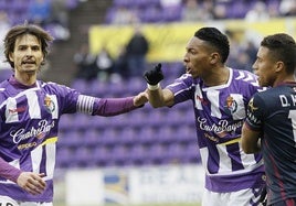 Mójica, junto a Álvaro Rubio y Darwin Machis en un Real Valladolid-Huesca de 2016.