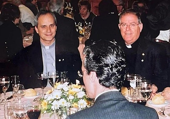 El prior Prevost -a la izquierda-, actual papa, en una comida en San Marcos.