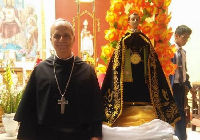 Robert Prevost junto a San Nicolás de Tolentino y al fondo Santo Toribio de Mogrovejo en Zaña, diócesis de Chiclayo (Perú).