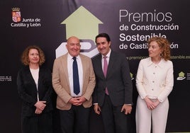 El consejero de Medio Ambiente, Juan Carlos Suárez-Quiñones, y el alcalde de Valladolid, Jesús Julio Carnero, este viernes en la entrega de unos premios.