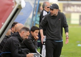 Ramsés habla con su cuerpo técnico durante un partido en La Albuera.