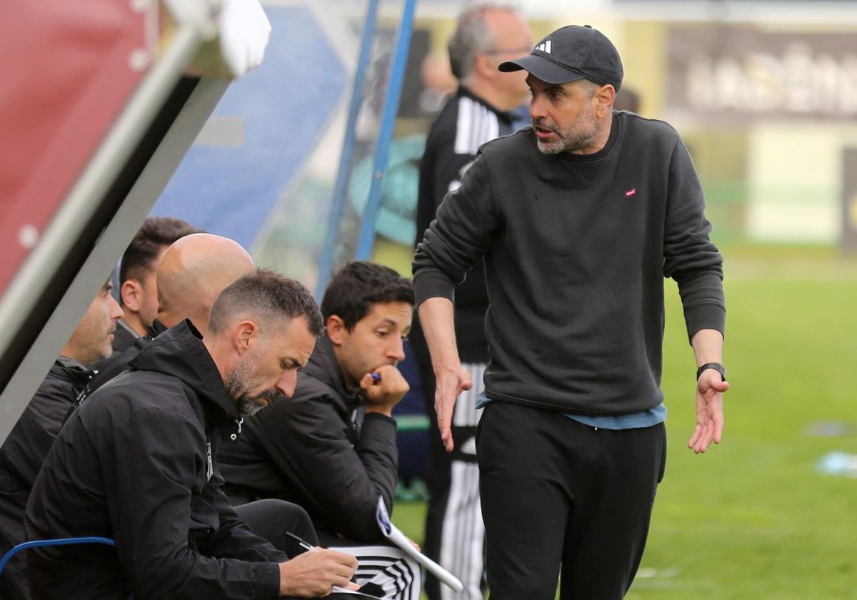 Ramsés habla con su cuerpo técnico durante un partido en La Albuera.