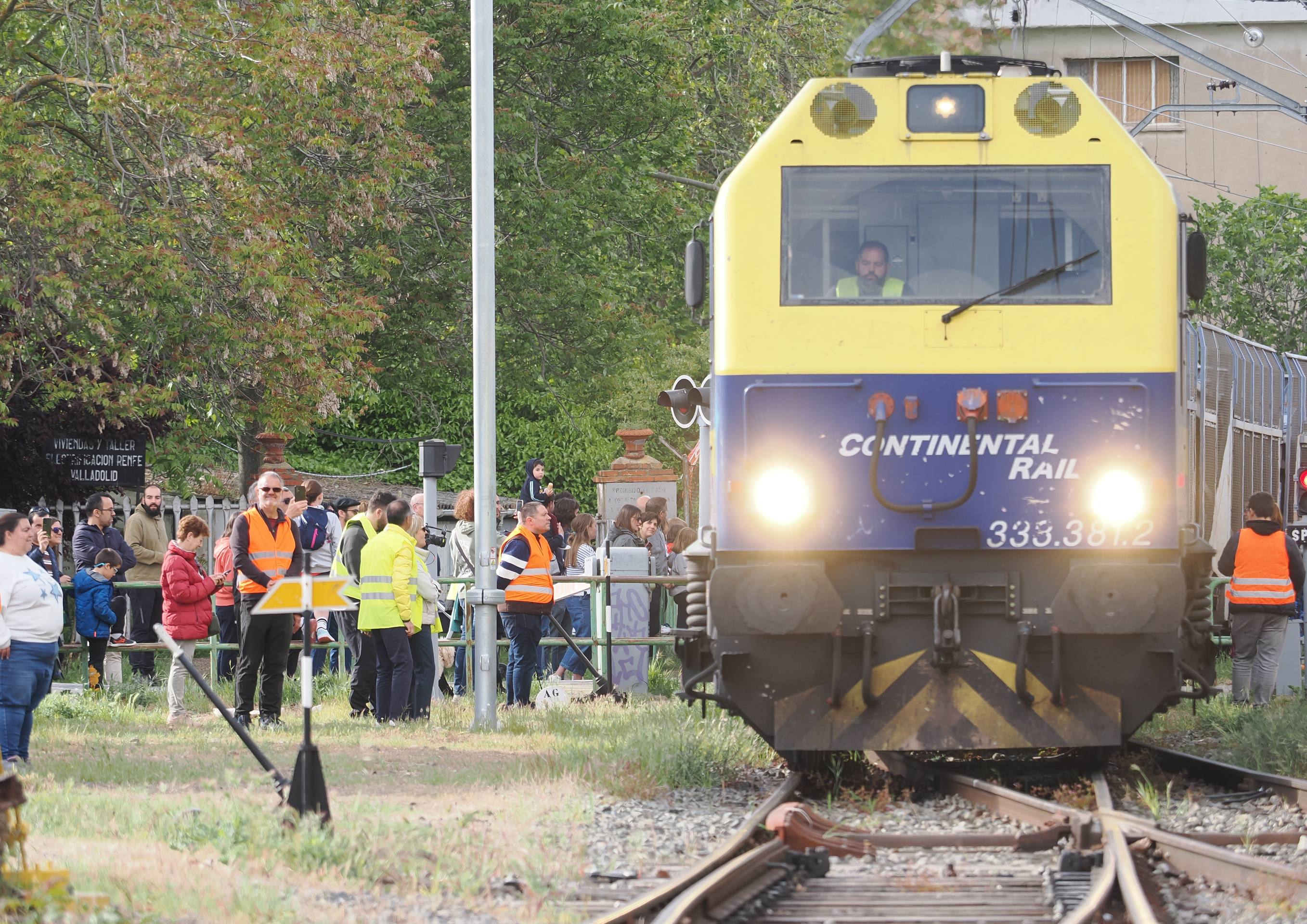 El paso del último tren de mercancías de la Vía de Ariza, en imágenes