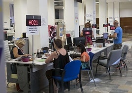Oficinas de atención al público, en un edificio de la Administración local.